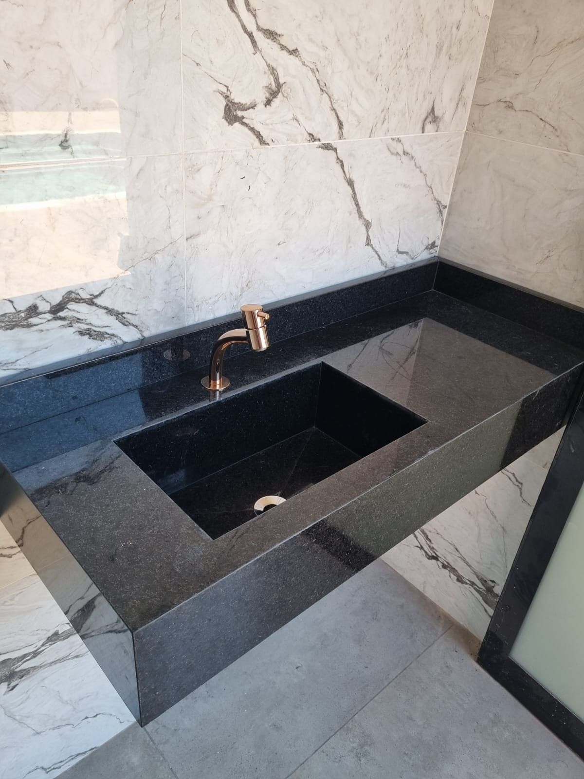 Banheiro com Granito Preto São Gabriel